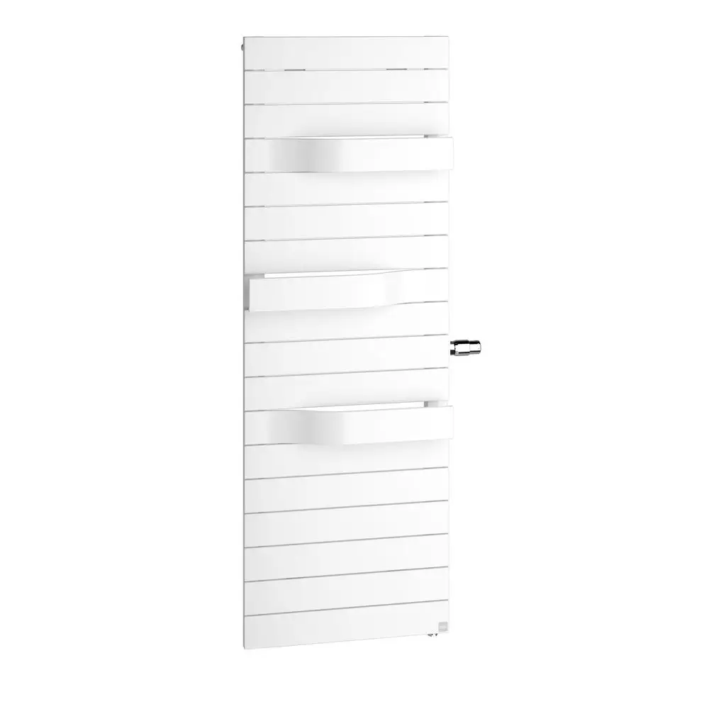 Weißer Kermi-Heizkörper mit horizontalen Lamellen und seitlichen Bedienelementen, in vertikaler Ausführung an einer Wand montiert.